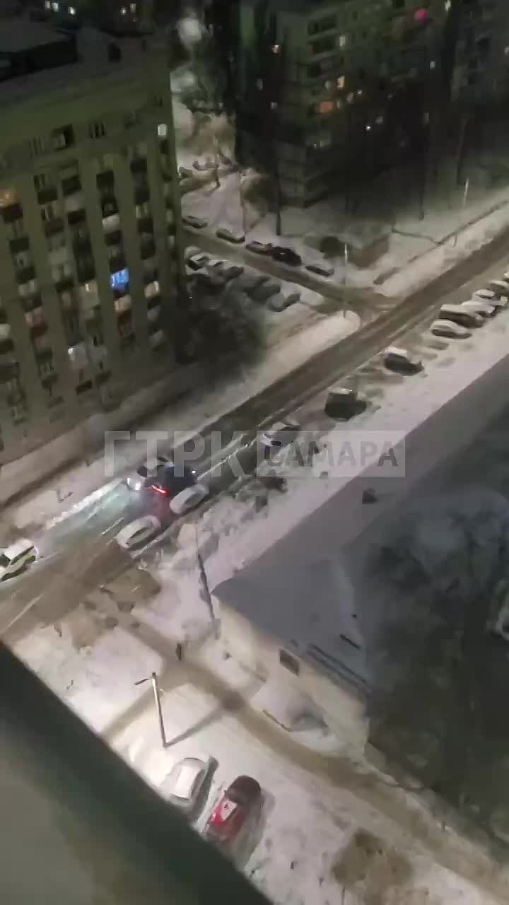 В Самаре на пересечении улиц Гаражной и 3-го проезда проезжую часть затопило из-за прорыва трубы