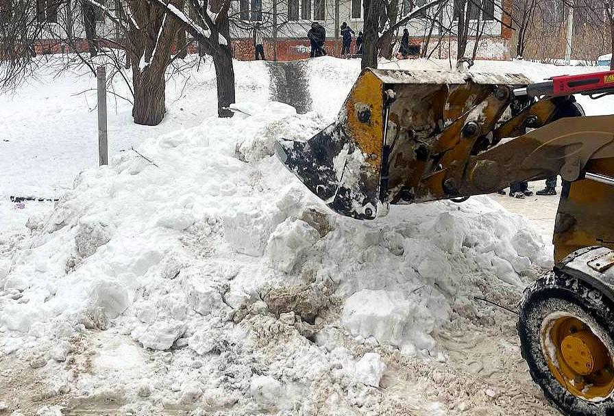 Опасную ледяную горку, выходившую на проезжую часть, ликвидировали в Самаре