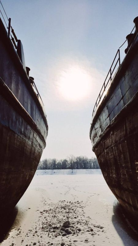 Огромные баржи у микрорайона Шлюзовой в Толльятти