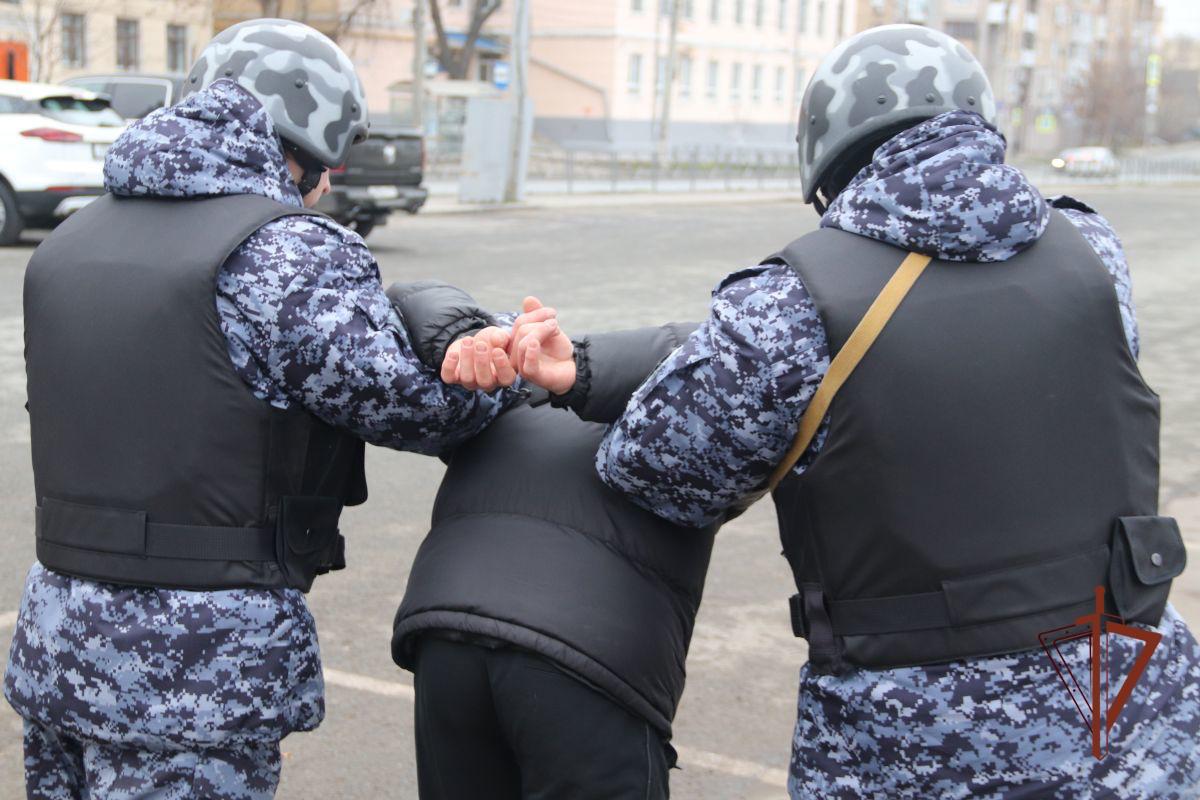 Бывший ученик пытался прорваться в школу в Самарской области и был задержан