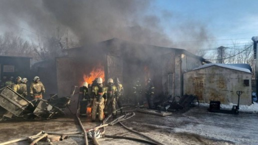 В Кировском районе Самары горят два ангара с лакокрасочными изделиями