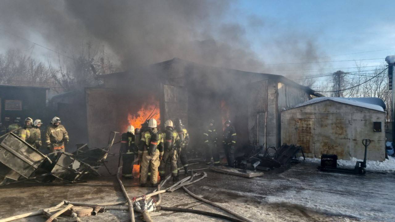 В Кировском районе Самары горят два ангара с лакокрасочными изделиями