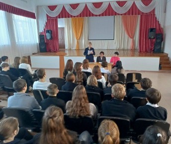 В Шенталинском районе инспектор по делам несовершеннолетних лейтенант полиции Анастасия Гильманова провела ряд профилактических бесед для обучающихся местных школ, рассказав о правилах безопасного поведения