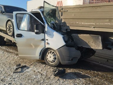 Авария с элементами чуда в Камышлинском районе: эвакуатор разбил кабину об фуру