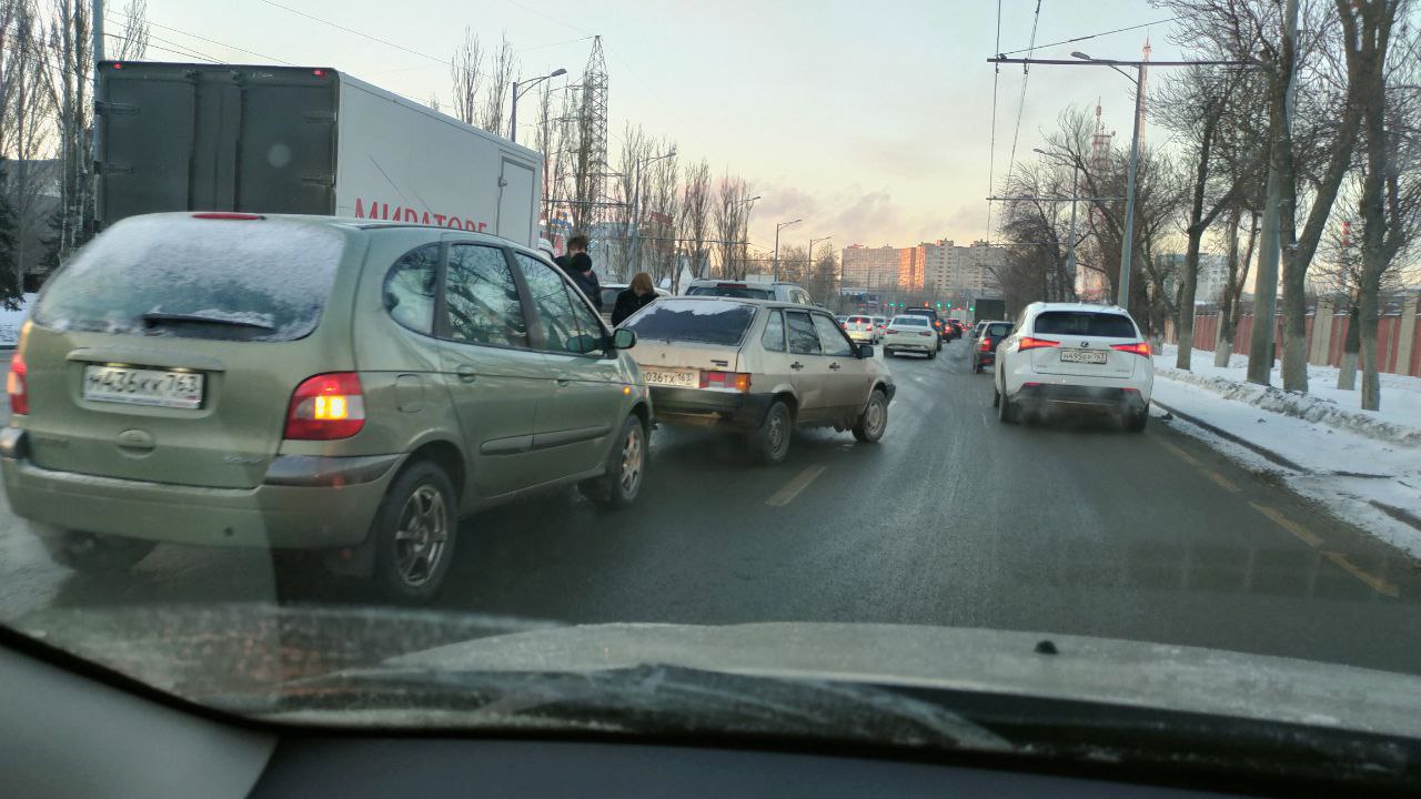 ДТП на Московском шоссе затруднило трафик в час пик