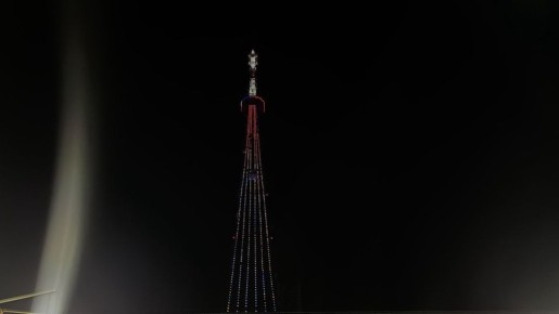 Завершаем четверг с прекрасным видом — телебашня снова озаряет небо над Самарой, радуя жителей города