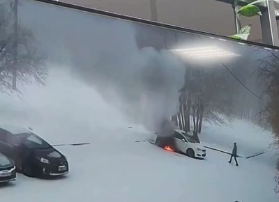 7-летний ребенок едва не сгорел в пылающей машине