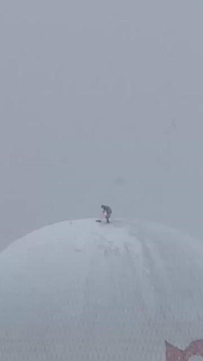 Посмотрите, как в Тбилиси чистят знаменитый воздушный шар от снега