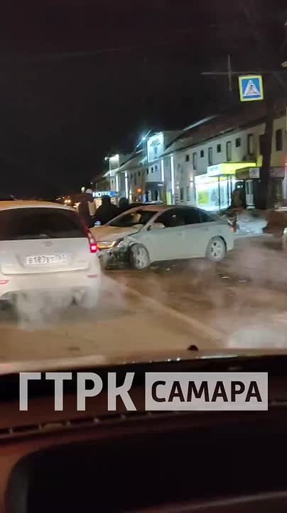 В Самаре из-за ДТП практически полностью перекрыт выезд из города