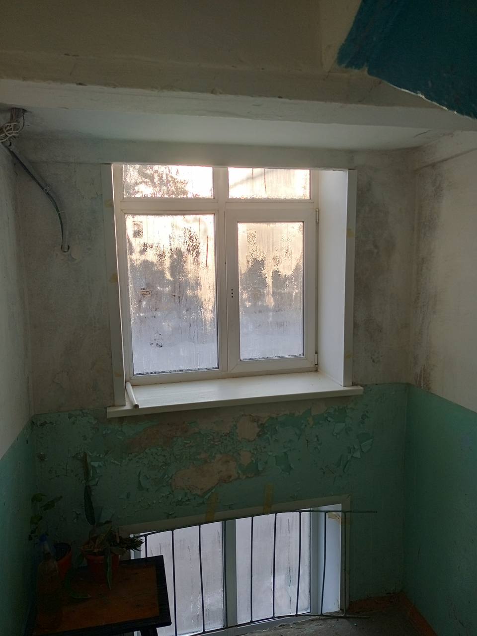 Жители 141 дома по улице Мичурина жалуются на «баню» в подъезде Жители 141 дома по улице Мичурина жалуются на «баню» в подъезде