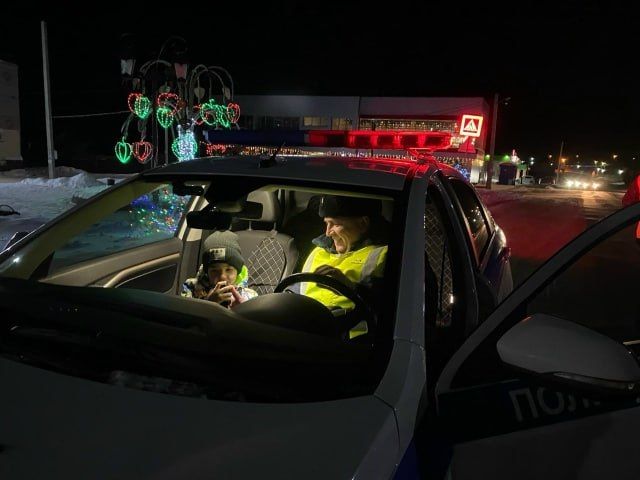 Начальник Госавтоинспекции Отдела МВД России по Кошкинскому району майор полиции Эдуард Хачатуров принял участие в ежегодной Всероссийской акции «Елка желаний», исполнив заветное желание юного жителя региона – 6-летнего...