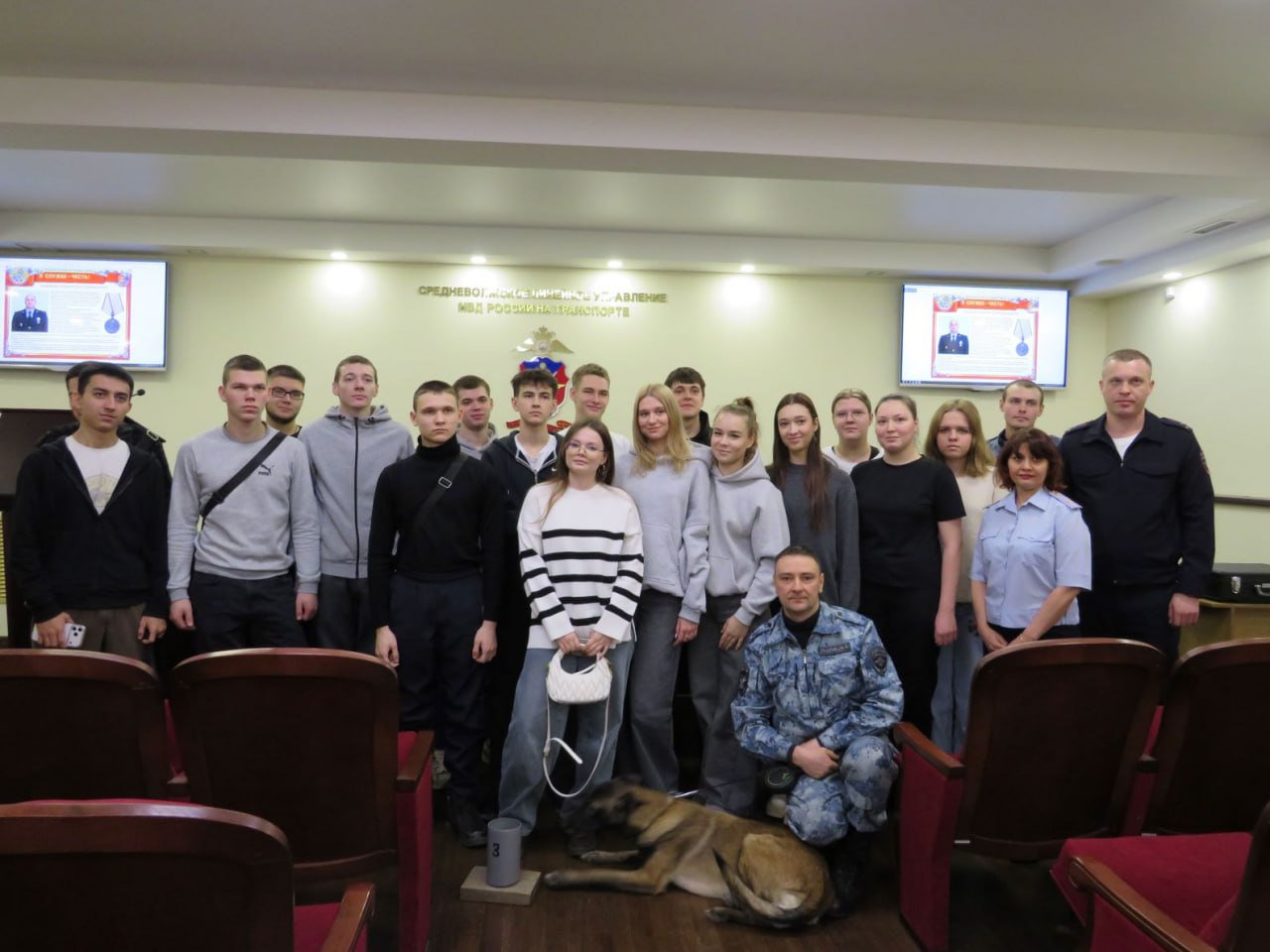 Самарские транспортные полицейские поводят профориентацию молодежи Самарские транспортные полицейские поводят профориентацию молодежи