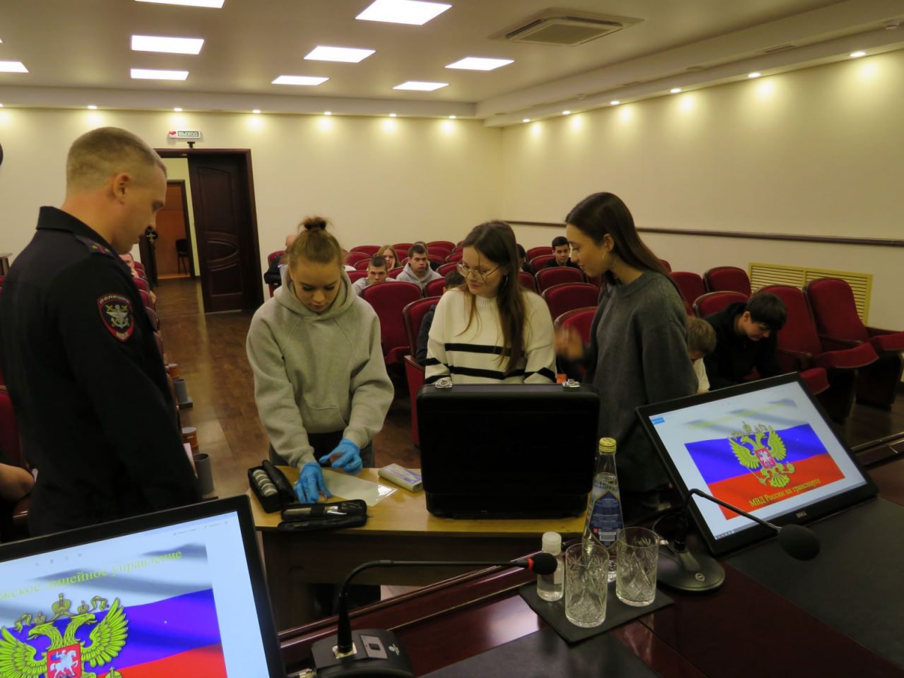 Самарские транспортные полицейские поводят профориентацию молодежи Самарские транспортные полицейские поводят профориентацию молодежи