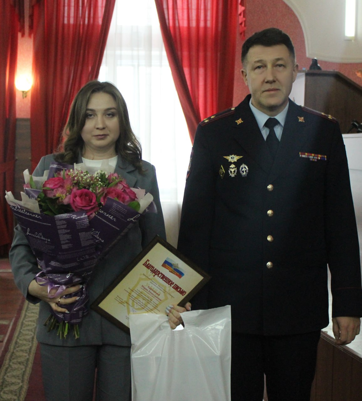 В Тольятти тесное взаимодействие полицейских и работника банковского учреждения помогло спасти пенсионера от хищения аферистами 800 тысяч рублей