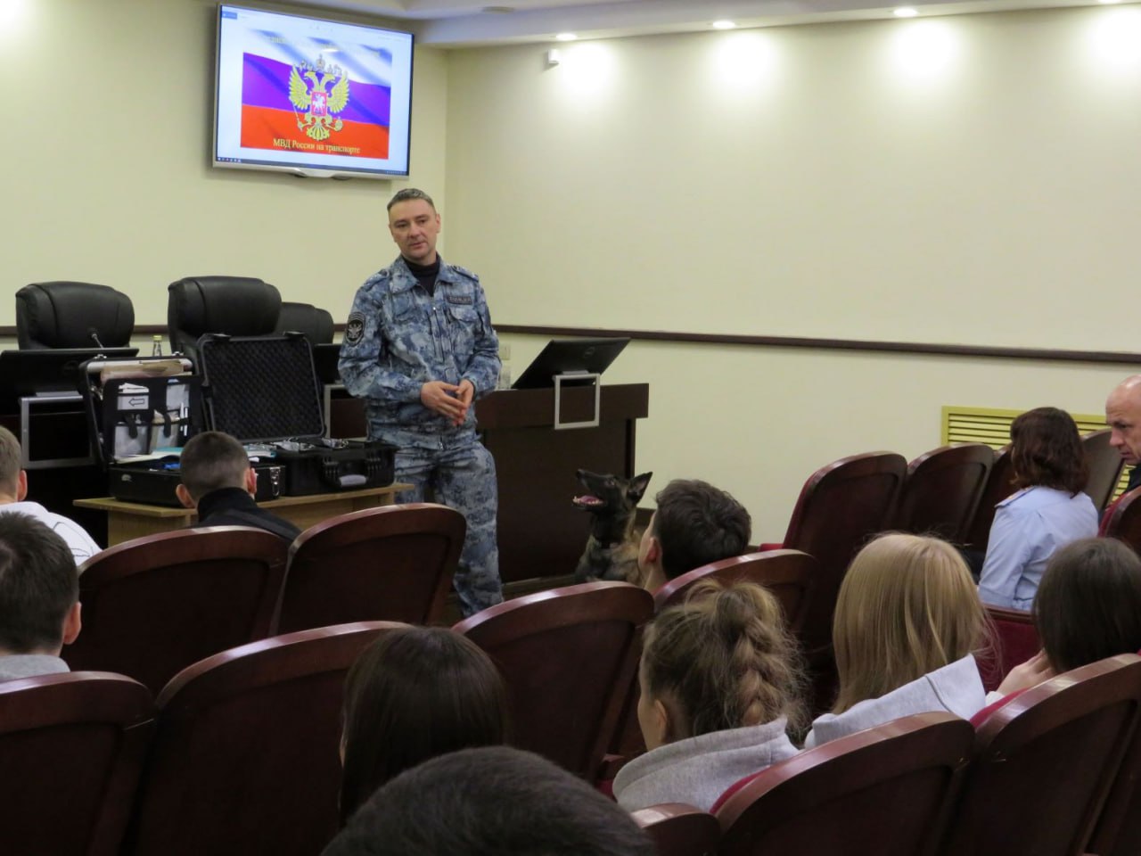 Самарские транспортные полицейские поводят профориентацию молодежи Самарские транспортные полицейские поводят профориентацию молодежи