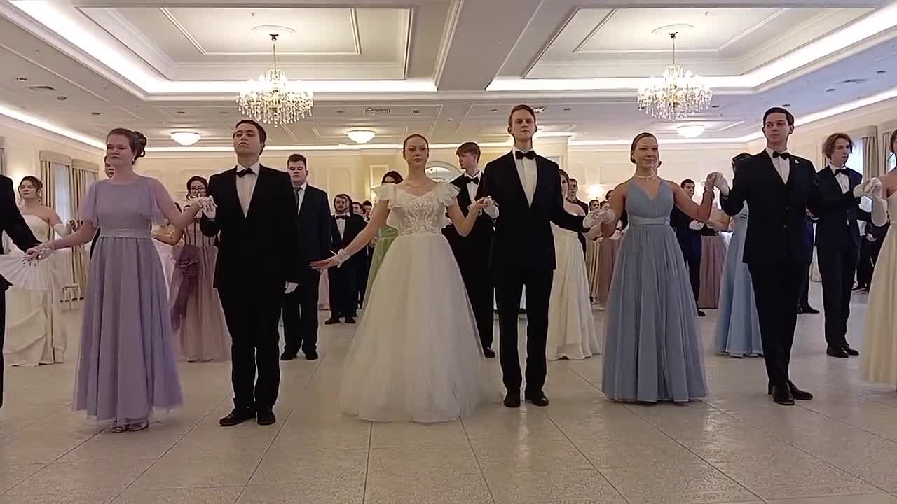 В Поволжской академии образования и искусств имени Святителя Алексия проходит межвузовский студенческий бал, в котором принимают участие представители 6-ти вузов губернии и будущие студенты