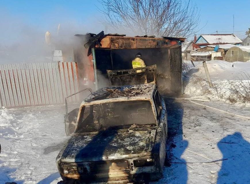 В Самарской области полностью сгорел автомобиль ВАЗ-2106 внутри гаража В Самарской области полностью сгорел автомобиль ВАЗ-2106 внутри гаража