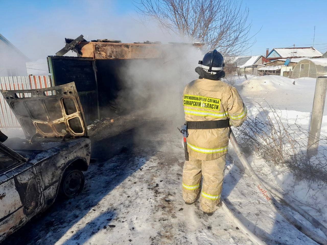 В Самарской области полностью сгорел автомобиль ВАЗ-2106 внутри гаража