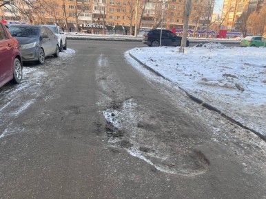 Жители дома на. улице Ленина, рядом с Ракета-носителем Союз пожаловались на яму