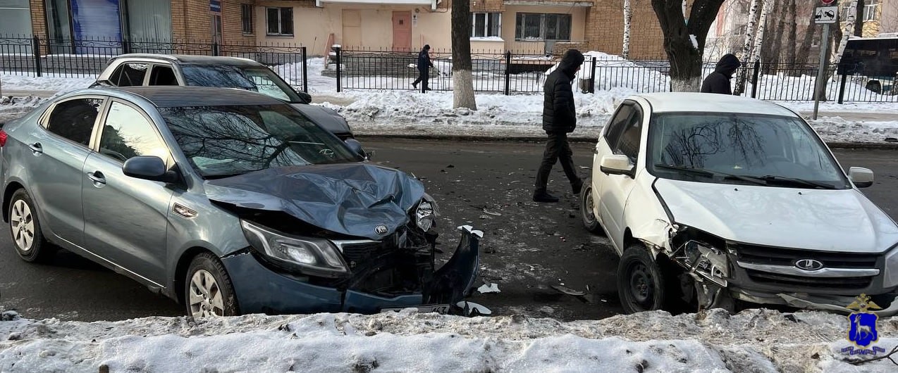 Сотрудники Госавтоинспекции работали на месте ДТП в Октябрьском районе Самары