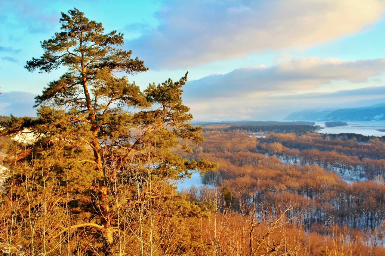 Мыс Красоты в Прибрежном. С вершины открывается панорамный вид на Волжские просторы Мыс Красоты в Прибрежном. С вершины открывается панорамный вид на Волжские просторы