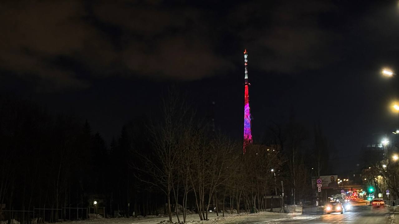 Завершаем этот холодный вторник захватывающим зрелищем — телебашня заливает Самару ярким светом, словно пытаясь согреть горожан