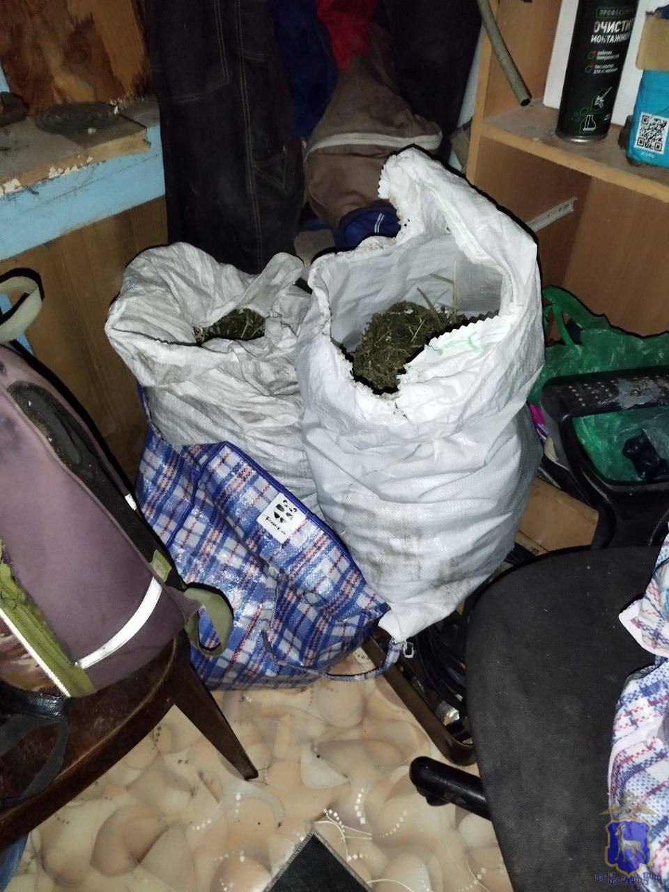 В Самарском регионе полицейские изъяли у сельского жителя мешки с марихуаной