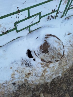 Жители дома №216 на Ново-Садовой бьют тревогу из-за открытого люка