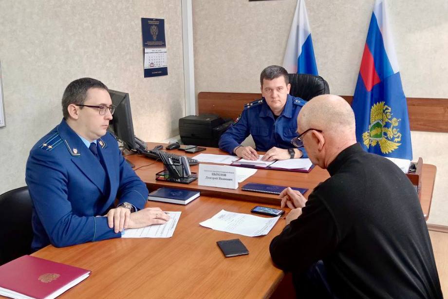 В ходе рабочего визита в муниципальный район Сергиевский заместитель прокурора области Дмитрий Цымлов провел личный прием граждан