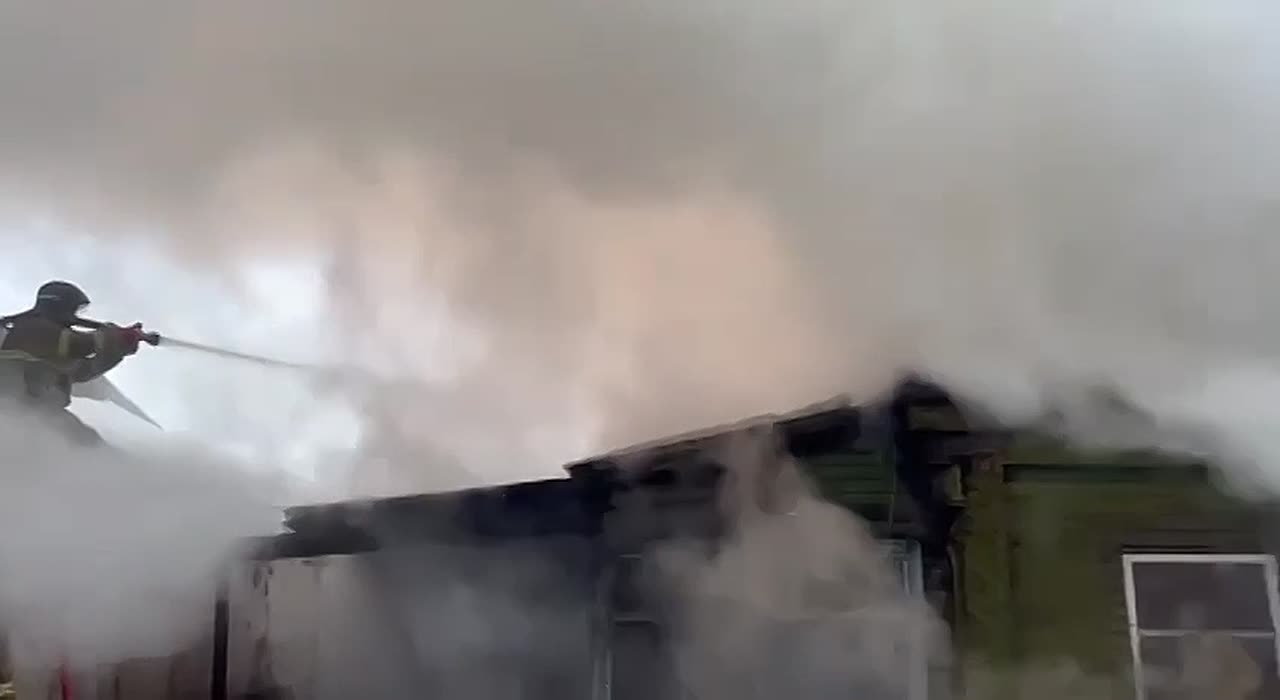 Появилось видео тушения крупного пожара в Самарской области: горит дом в Кинеле