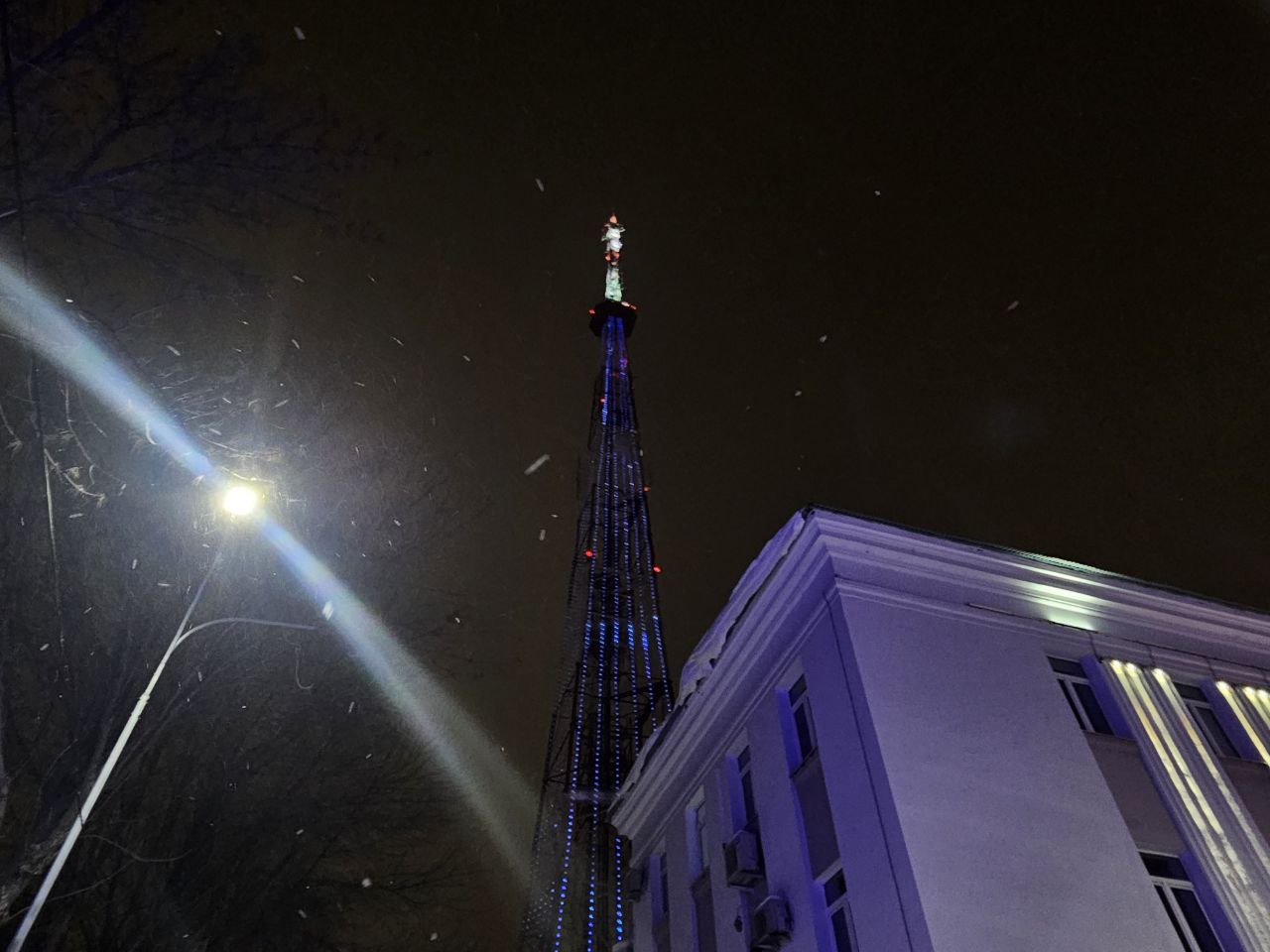 Завершаем четверг с прекрасным видом — телебашня снова озаряет небо над Самарой, радуя жителей города