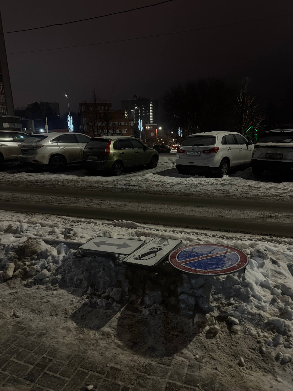 Дорожный знак прилег отдохнуть на улице Осипенко в Самаре