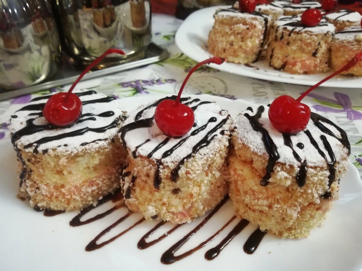 Сладкое искусство: бисквитные пирожные с творожным кремом