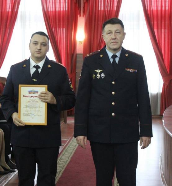 На оперативном совещании начальник Управления МВД России по г. Тольятти Илдар Чагаев вручил сотрудникам патрульно-постовой службы полиции - старшине полиции Роману Бокку, сержанту полиции Даниле Данилову, старшему сержанту... На оперативном совещании начальник Управления МВД России по г. Тольятти Илдар Чагаев вручил сотрудникам патрульно-постовой службы полиции - старшине полиции Роману Бокку, сержанту полиции Даниле Данилову, старшему сержанту...