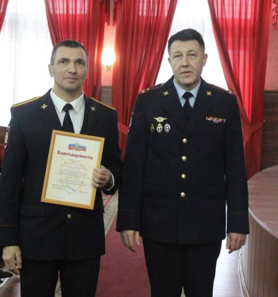 На оперативном совещании начальник Управления МВД России по г. Тольятти Илдар Чагаев вручил сотрудникам патрульно-постовой службы полиции - старшине полиции Роману Бокку, сержанту полиции Даниле Данилову, старшему сержанту...