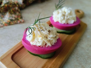 Яркие шедевры на вашем столе: фаршированные маринованные яйца