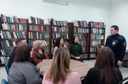 С целью повышения правовой грамотности населения Самарской области полицейские проводят профилактические беседы с гражданами, уделяя особое внимание темам кибермошенничества