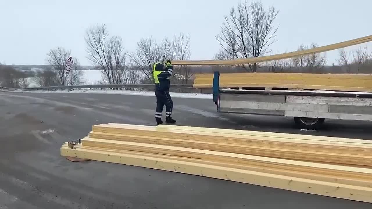 В Самарской области у грузового автомобиля на ходу выпали строительные доски