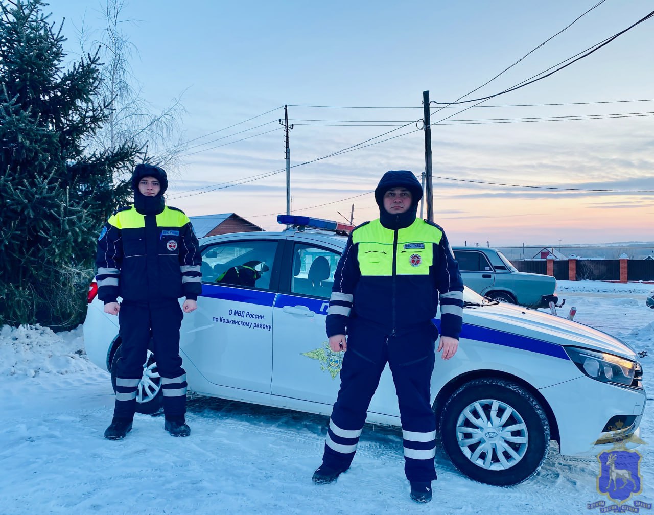 Полицейские оказали помощь водителю автомобиля, застрявшего в сугробе