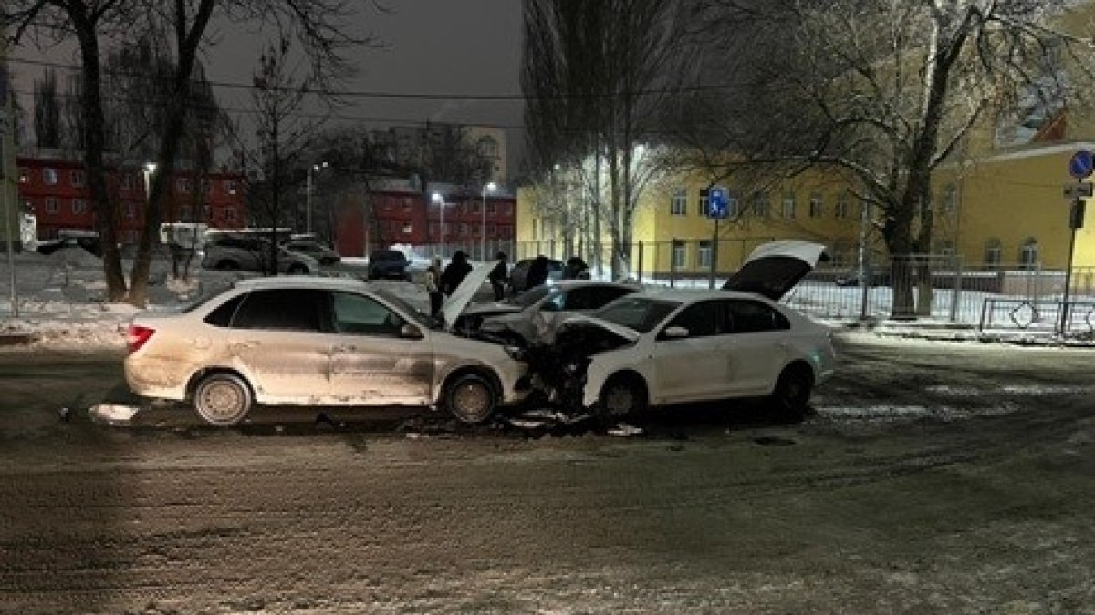В Самаре три машины столкнулись в жесткой аварии на Советской Армии