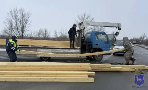 Полицейские помогли водителю в погрузке рассыпавшегося на дороге груза, устранив препятствие на проезжей части