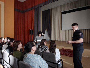 В одной из школ Красноярского района сотрудники подразделения по противодействию коррупции Отдела МВД провели для учителей встречу, направленную на профилактику коррупционных проявлений в образовательной среде