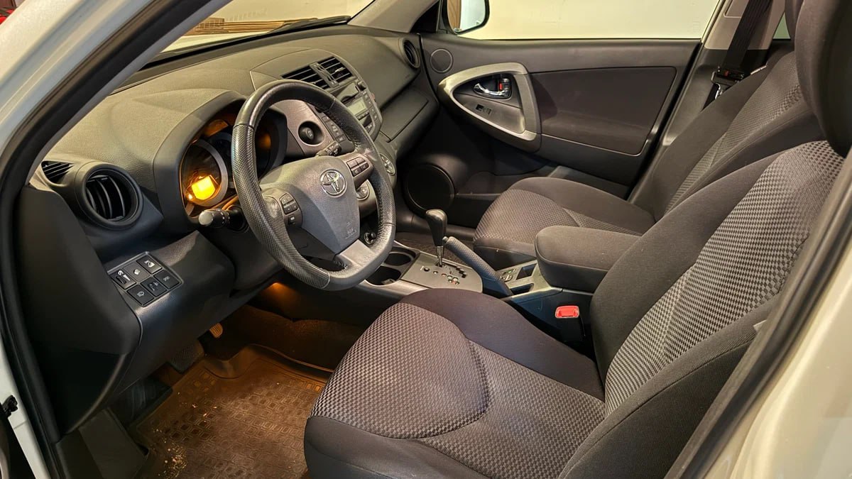В Самаре продают 14-летний автомобиль Toyota RAV 4 в состоянии нового В Самаре продают 14-летний автомобиль Toyota RAV 4 в состоянии нового