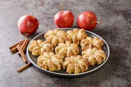 Слойки с яблоками