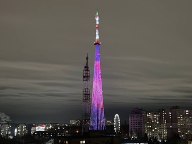 Ночное небо озаряется огнями телебашни, украшающими вечер вторника