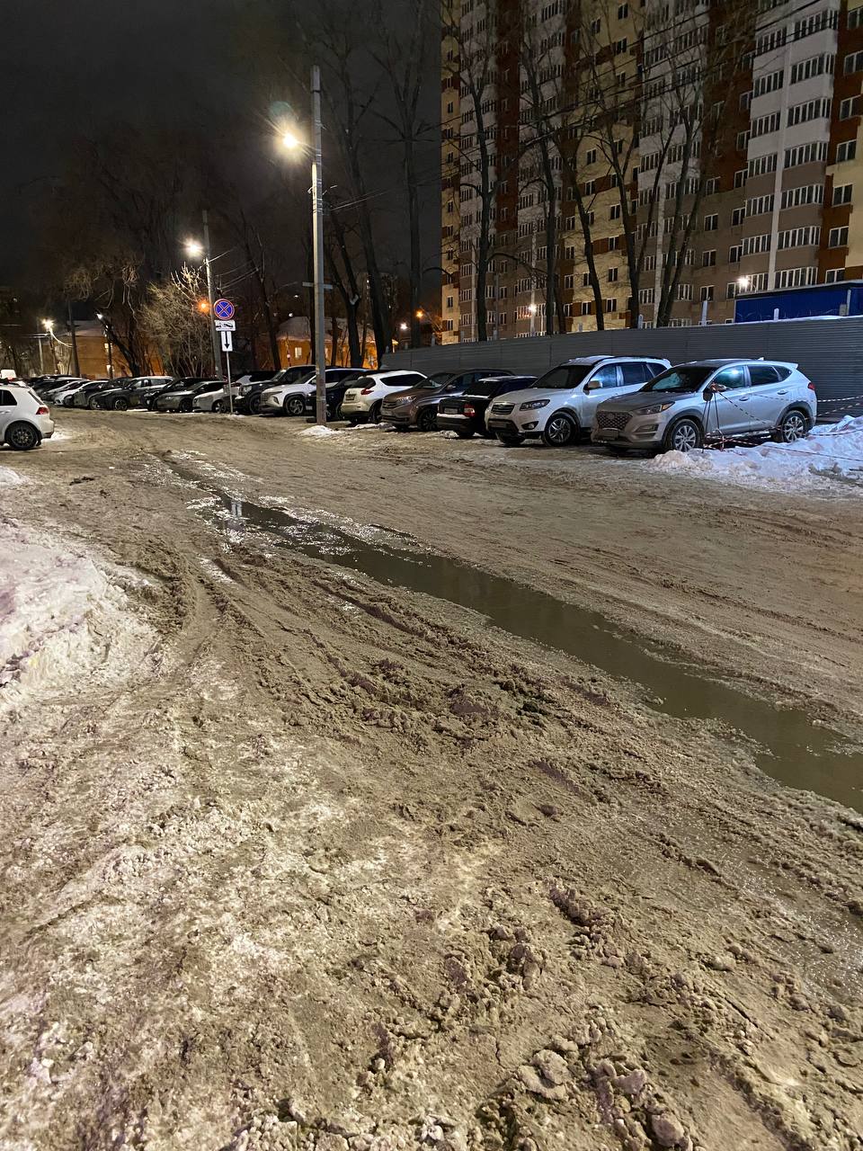 На пересечении. 3-го проезда и улицы Корабельной прорвало канализацию На пересечении. 3-го проезда и улицы Корабельной прорвало канализацию