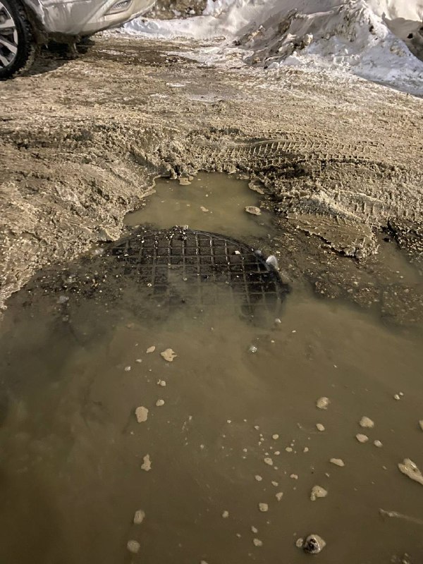 На пересечении. 3-го проезда и улицы Корабельной прорвало канализацию