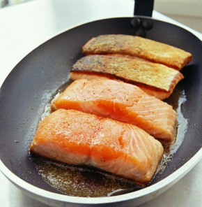 Ни брызг, ни запаха, чисто, как в больнице: как жарить рыбу, чтобы не пришлось полдня убираться и проветривать