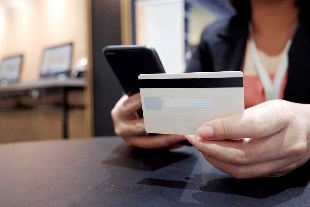 Даже отправляя "закрашенное" фото банковской карты, можно стать жертвой мошенников