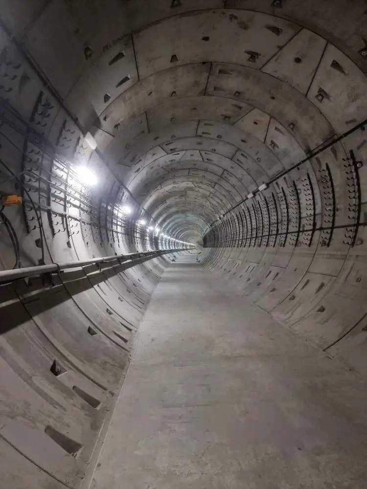 На станции метро «Театральная» завершено устройство жесткого основания в левом перегонном тоннеле На станции метро «Театральная» завершено устройство жесткого основания в левом перегонном тоннеле